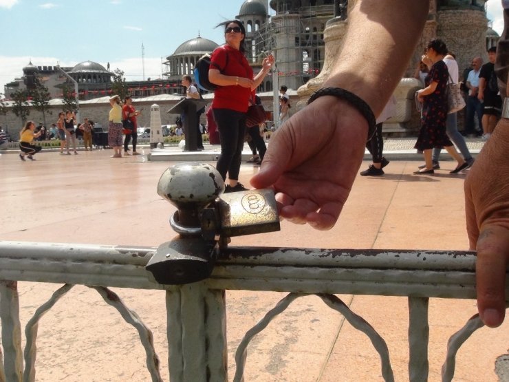 Taksim Meydanı’na kilit vurdular