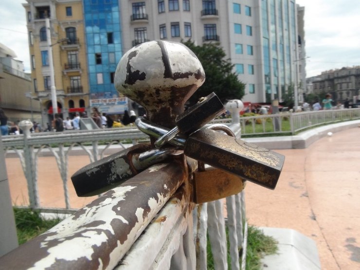 Taksim Meydanı’na kilit vurdular