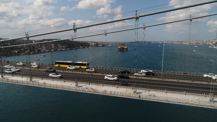 Dev petrol arama platformunun boğazdan geçişi havadan görüntülendi