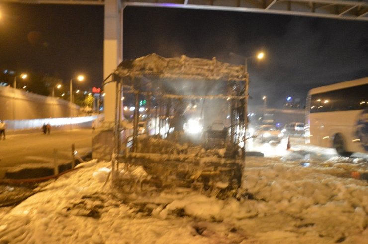 TEM Otoyolunda seyir halinde olan özel halk otobüsü küle döndü