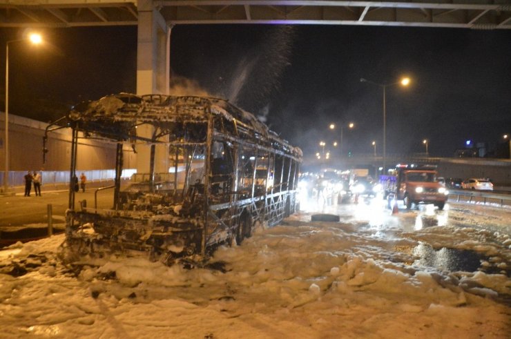 TEM Otoyolunda seyir halinde olan özel halk otobüsü küle döndü