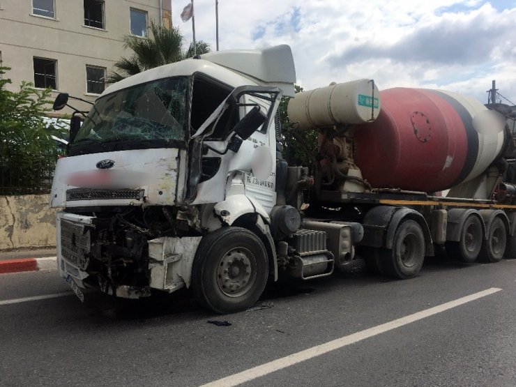 Sultanbeyli’de beton mikseri ile kamyon çarpıştı: 2 yaralı