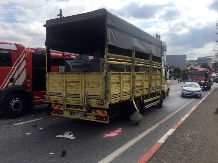 Sultanbeyli’de beton mikseri ile kamyon çarpıştı: 2 yaralı