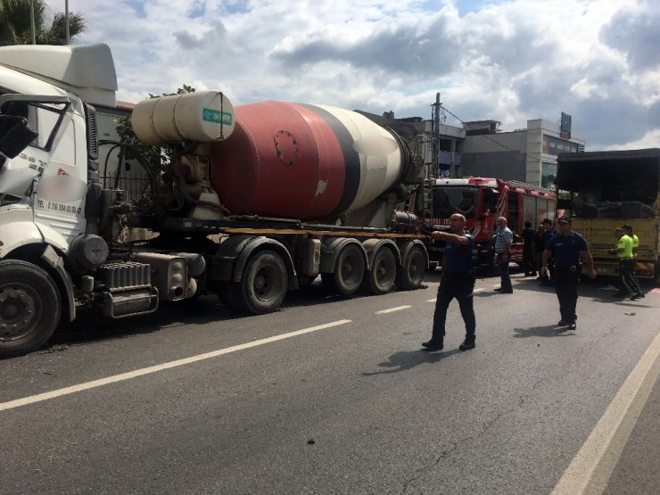 Sultanbeyli’de beton mikseri ile kamyon çarpıştı: 2 yaralı