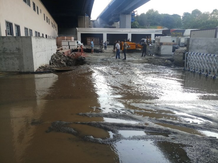 Haliç Köprüsü altındaki yolda su borusu patladı