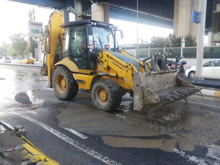 Haliç Köprüsü altındaki yolda su borusu patladı