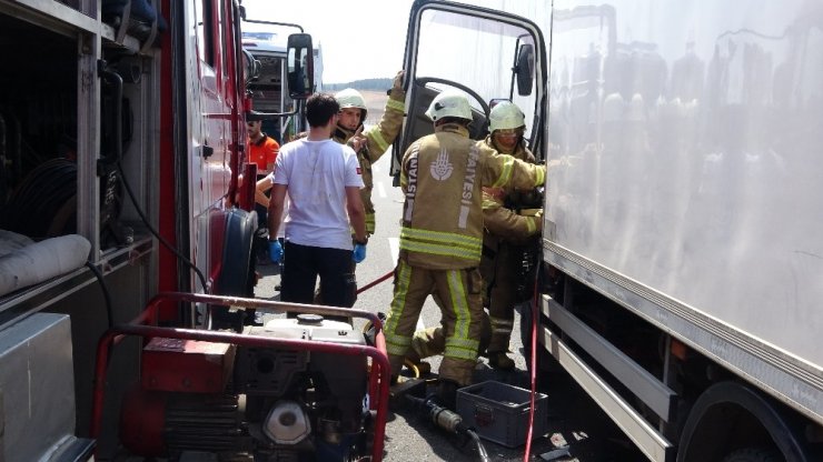 Kuzey Marmara otoyolunda kamyon ile tır çarpıştı: 1 yaralı