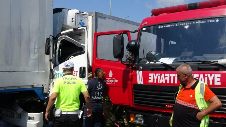 Kuzey Marmara otoyolunda kamyon ile tır çarpıştı: 1 yaralı