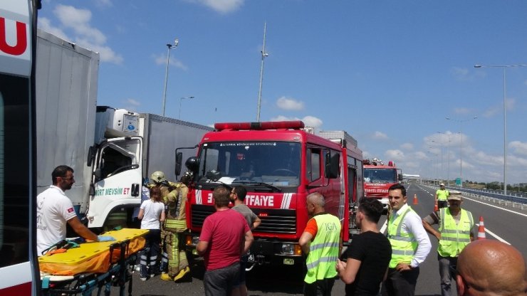 Kuzey Marmara otoyolunda kamyon ile tır çarpıştı: 1 yaralı