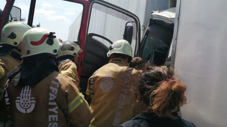 Kuzey Marmara otoyolu Mecidiye gişeleri istikametinde iki kamyon çarpışması sonucu bir sürücü araç içerisinde sıkıştı. Sürücüyü kurtarma çalışmaları sürerken bölgede yoğun trafik oluştu.