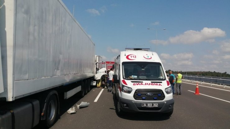 Kuzey Marmara otoyolu Mecidiye gişeleri istikametinde iki kamyon çarpışması sonucu bir sürücü araç içerisinde sıkıştı. Sürücüyü kurtarma çalışmaları sürerken bölgede yoğun trafik oluştu.