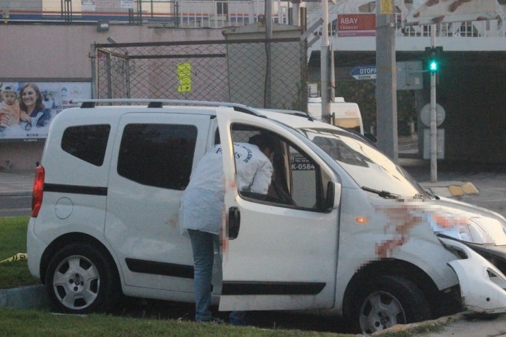 Camlarında kurşun delikleri bulunan araç kaza yaptı: 2 yaralı