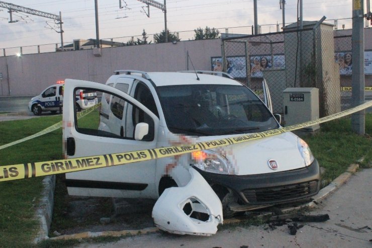 Camlarında kurşun delikleri bulunan araç kaza yaptı: 2 yaralı