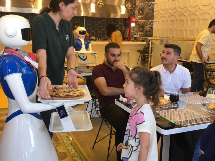 Robot garsonlar iş başında