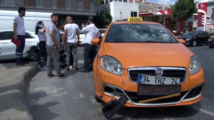 Taksiyle çarpışan motosikletli kadın, aracın ön camına düştü