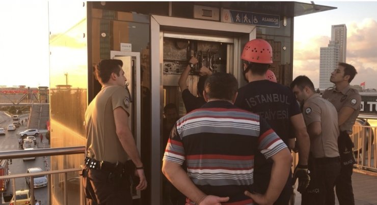 Metrobüs asansöründe mahsur kalan bebekli çift zor anlar yaşadı