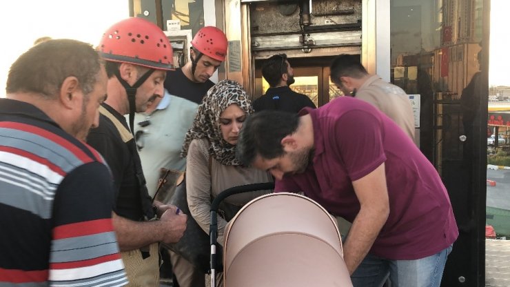 Metrobüs asansöründe mahsur kalan bebekli çift zor anlar yaşadı