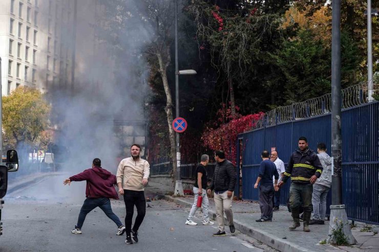 BAHÇELİEVLER’DE SEYİR HALİNDE OLAN KAMYONET BİR ANDA ALEV TOPUNA DÖNDÜ