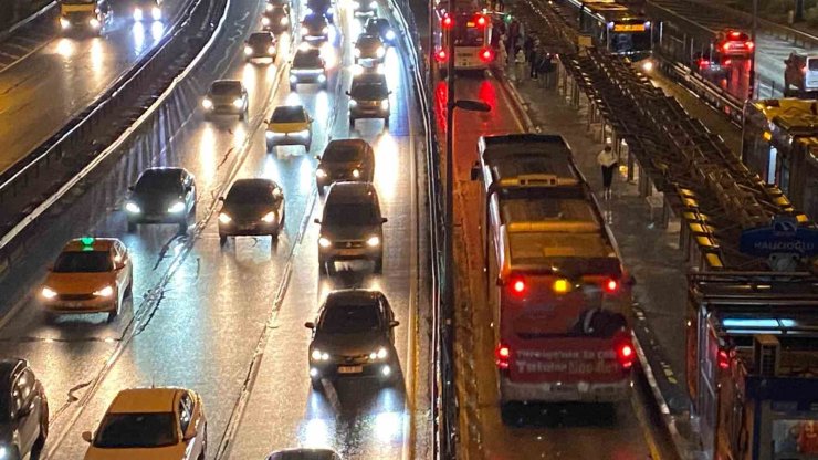 İSTANBUL’DA YAĞIŞLA BİRLİKTE TRAFİK YOĞUNLUĞU YÜZDE 90’A YAKLAŞTI