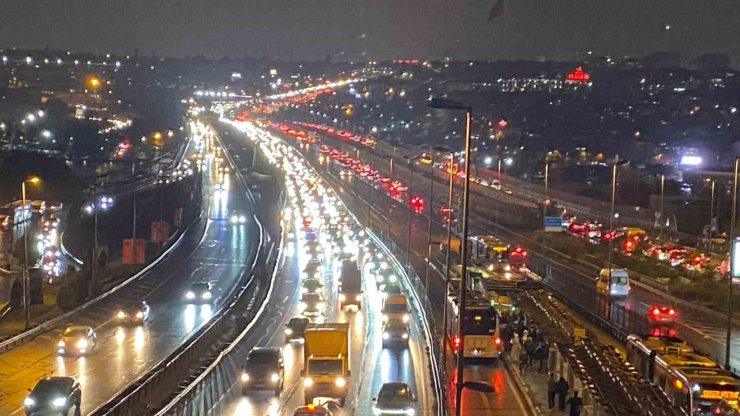 İSTANBUL’DA YAĞIŞLA BİRLİKTE TRAFİK YOĞUNLUĞU YÜZDE 90’A YAKLAŞTI