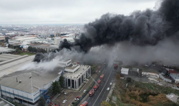 ESENYURT’TA SAĞLIK MALZEMELERİ ÜRETEN FABRİKANIN DEPOSUNDA KORKUTAN YANGIN