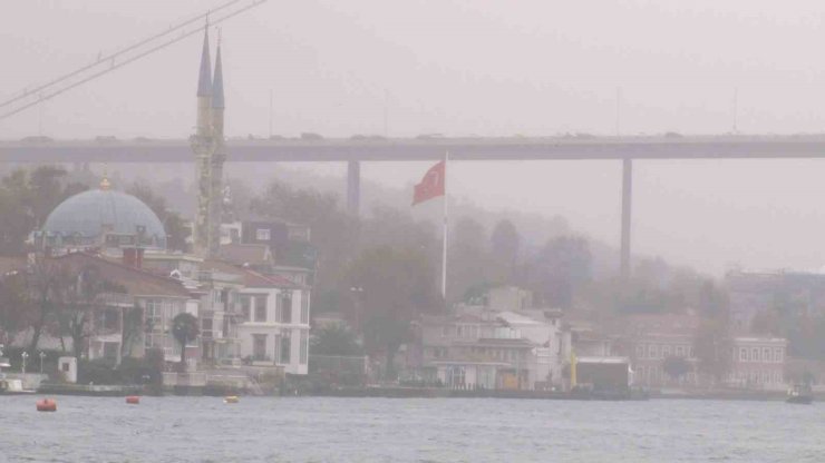 İSTANBUL BOĞAZI SİSE GÖMÜLDÜ