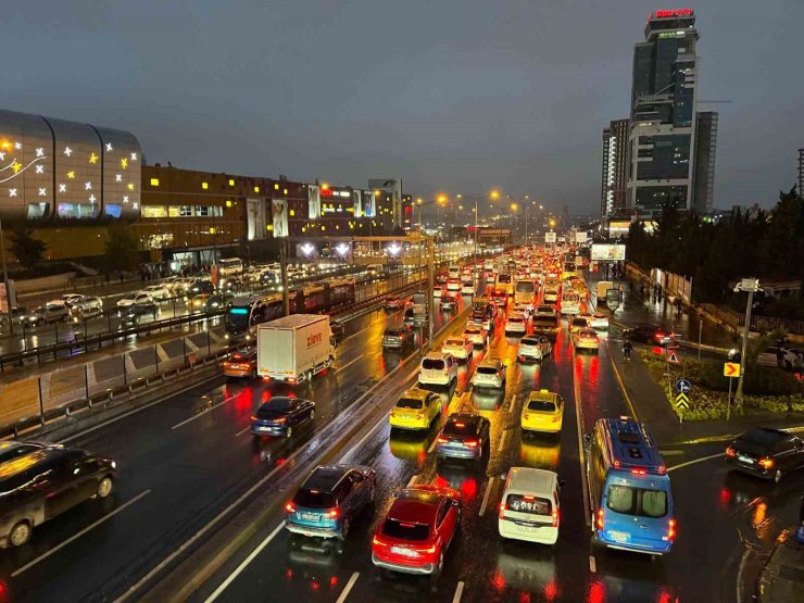 İSTANBUL’DA HAFTANIN SON GÜNÜNDE TRAFİK YÜZDE 90’A ULAŞTI