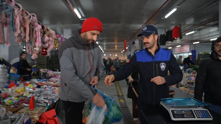 ARNAVUTKÖY’DE ZABITA EKİPLERİNDEN PAZAR ALANLARINDA DENETMİ