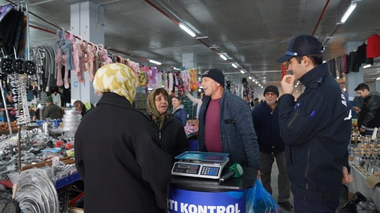 ARNAVUTKÖY’DE ZABITA EKİPLERİNDEN PAZAR ALANLARINDA DENETMİ