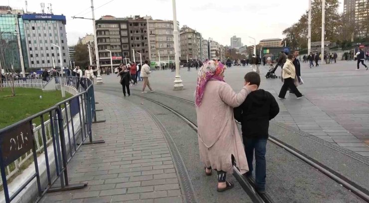 TAKSİM’DE KAYBOLAN ÇOCUĞUN AİLESİNİ POLİSLER BULDU