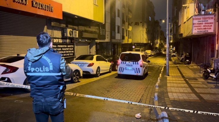 BAĞCILAR’DA CADDE ORTASINDA SİLAHLI SALDIRI: 2 YARALI