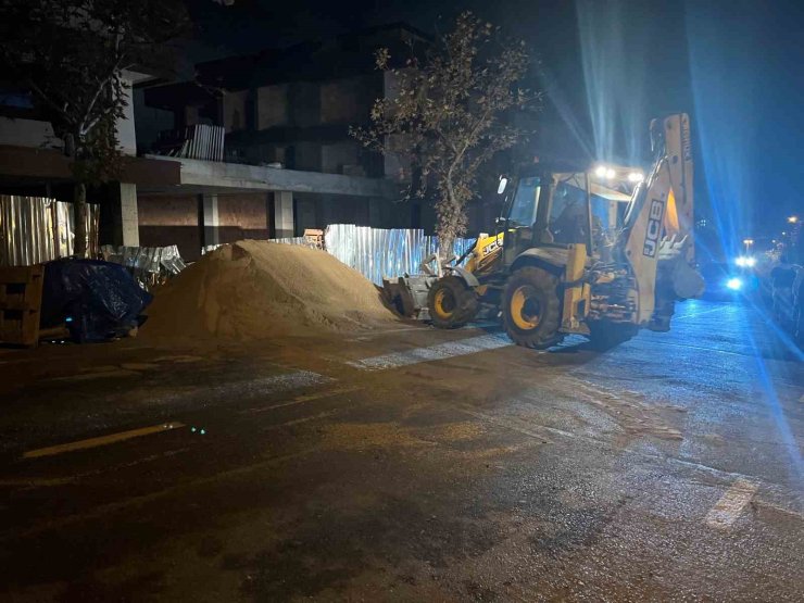 BEYLİKDÜZÜ’NDE BİR İNŞAAT FİRMASININ YOLA DÖKTÜĞÜ KUM KAZAYA NEDEN OLDU