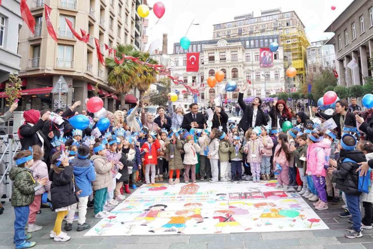 BEYOĞLU’NDA ÇOCUK HAKLARININ YAZILI OLDUĞU BALONLAR GÖKYÜZÜNE BIRAKILDI