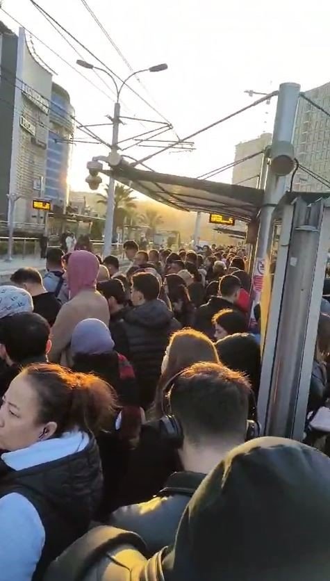 İSTANBUL’DA TRAMVAY SEFERLERİ AKSADI DURAKLARDA YOĞUNLUK OLUŞTU