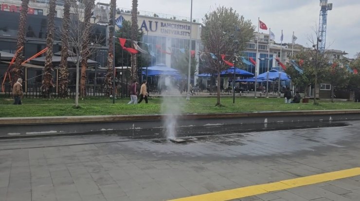 İSTANBUL’DA LODOS NEDENİYLE DALGALAR OLUŞTU, KİMİSİ FOTOĞRAFLADI KİMİSİ KAÇTI