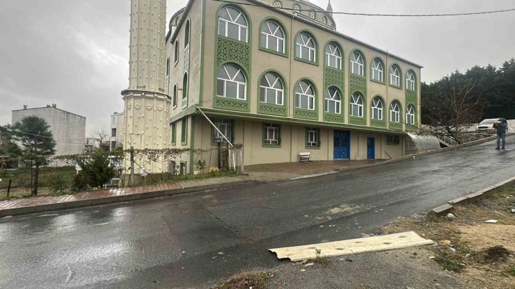 ARNAVUTKÖY’DE LODOS, CAMİ MİNARESİNİN PARÇALARINI UÇURDU