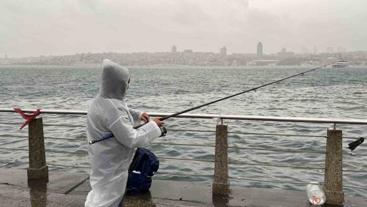 ÜSKÜDAR’DA BALIKÇILAR LODOSA RAĞMEN OLTALARINI BIRAKMADI