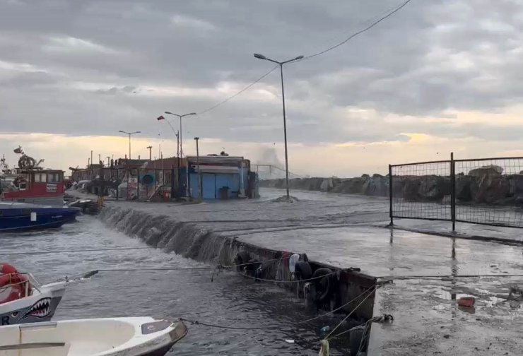 ŞİDDETLİ LODOS NEDENİYLE İSTANBUL’DA DENİZ TAŞTI, TEKNELER ZARAR GÖRDÜ