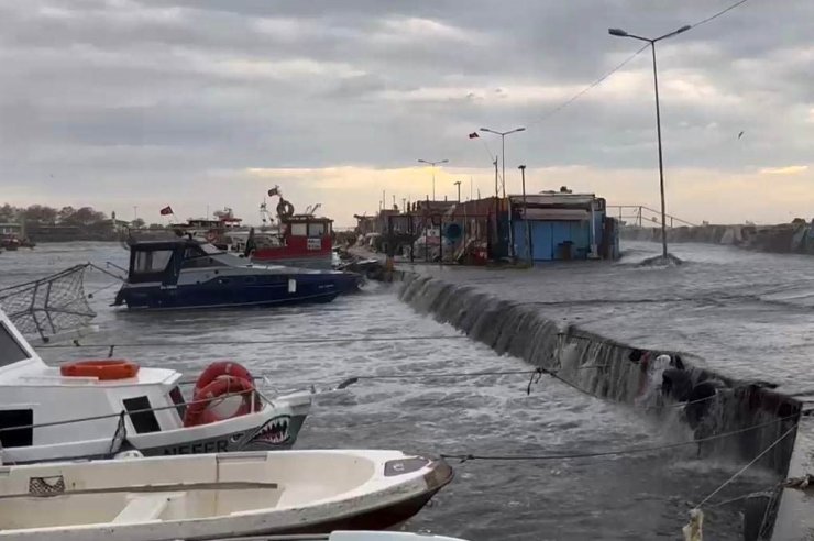 ŞİDDETLİ LODOS NEDENİYLE İSTANBUL’DA DENİZ TAŞTI, TEKNELER ZARAR GÖRDÜ