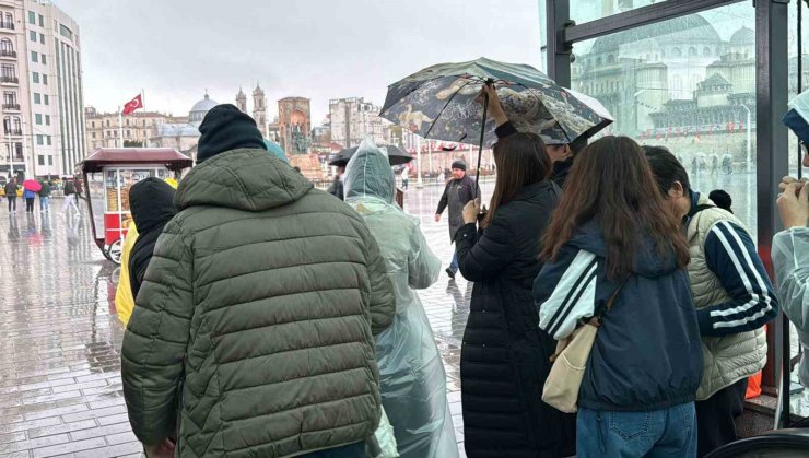 TAKSİM’DE SAĞANAK YAĞIŞ ETKİLİ OLDU: LODOS VATANDAŞLARA ZOR ANLAR YAŞATTI