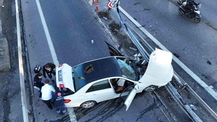 ATAŞEHİR’DE KONTROLDEN ÇIKAN OTOMOBİL REFÜJE ÇARPTI: 1 YARALI