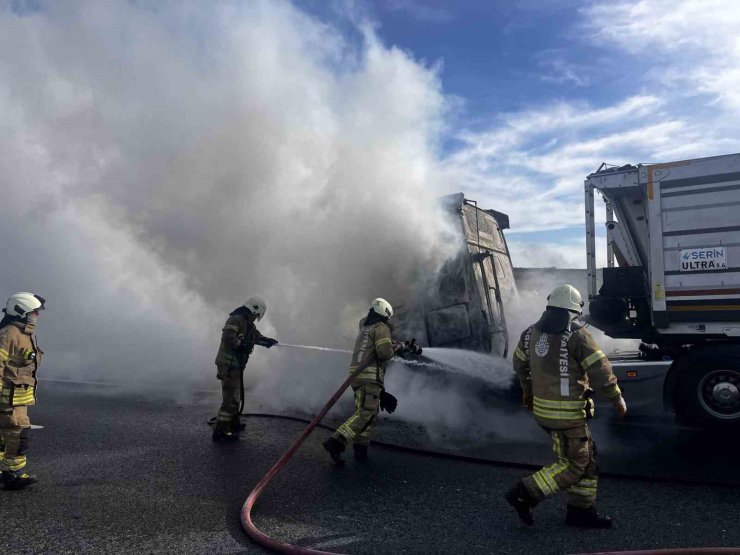 KUZEY MARMARA OTOYOLU’NDA TEKERLEĞİ PATLAYAN TIR ALEV ALDI