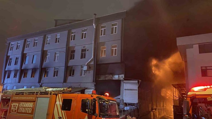 BEYLİKDÜZÜ’NDE KORKUTAN FABRİKA YANGINI: PATLAMALAR PEŞ PEŞE GELDİ