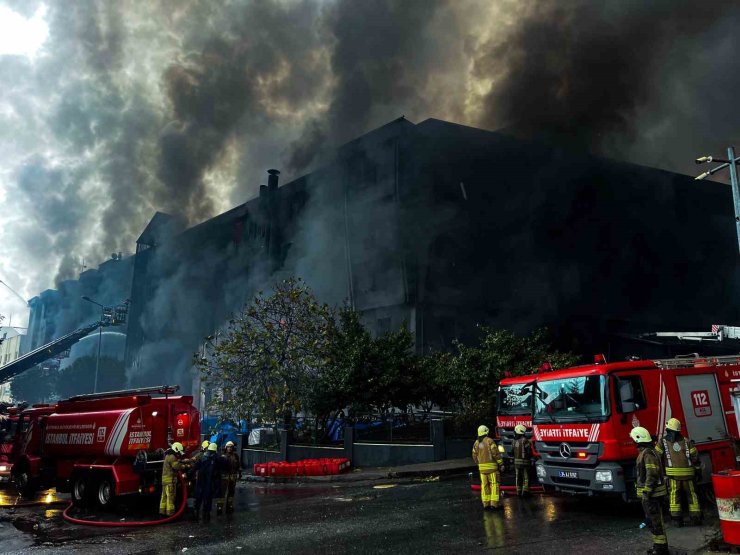 BEYLİKDÜZÜ’NDEKİ YANGINI SÖNDÜRME ÇALIŞMALARI 11 SAATTİR SÜRÜYOR