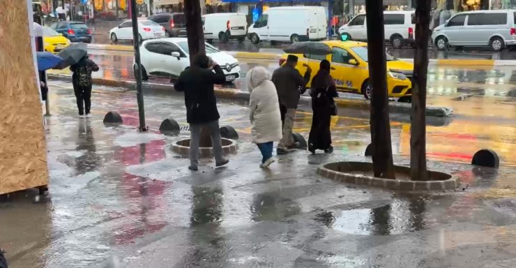 İSTANBUL ANADOLU YAKASINDA KAR YAĞIŞI BAŞLADI