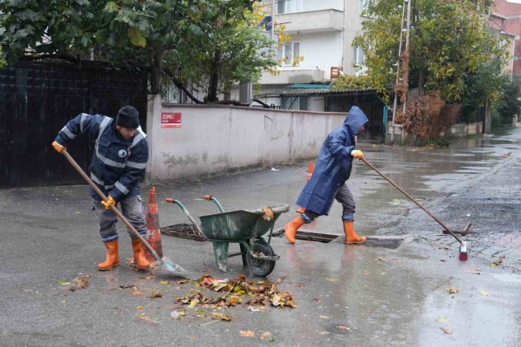 KARTAL BELEDİYESİ YOĞUN YAĞIŞLARA KARŞI ALARMA GEÇTİ