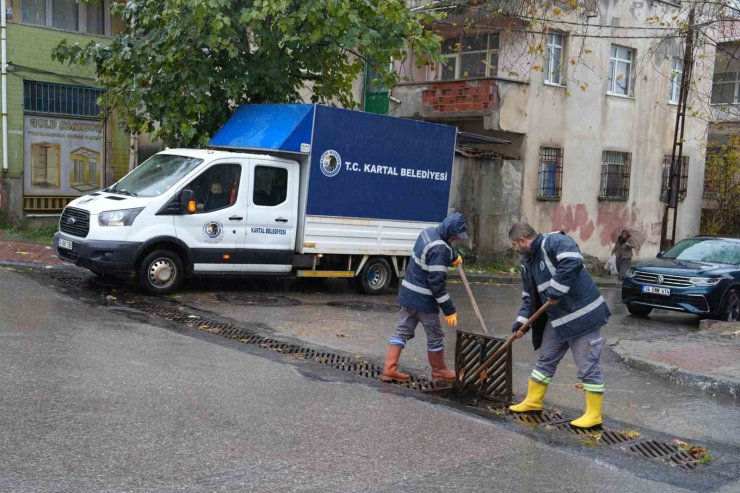 KARTAL BELEDİYESİ YOĞUN YAĞIŞLARA KARŞI ALARMA GEÇTİ