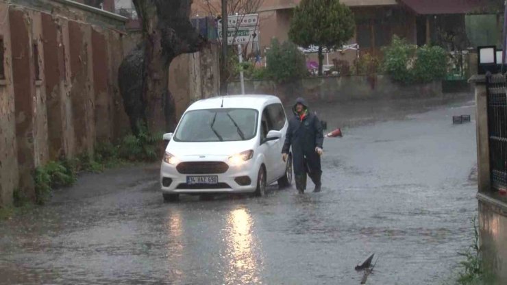 İSTANBUL’U ŞİDDETLİ YAĞIŞ VE FIRTINA ESİR ALDI