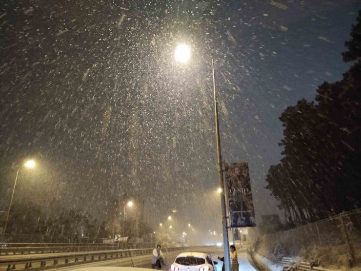 İSTANBUL’UN YÜKSEK KESİMLERİNDE KAR YAĞIŞI ETKİLİ OLDU