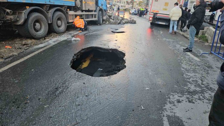 GÜNGÖREN’DE ÇÖKEN YOLDA SIKIŞAN KAMYON KURTARILDI